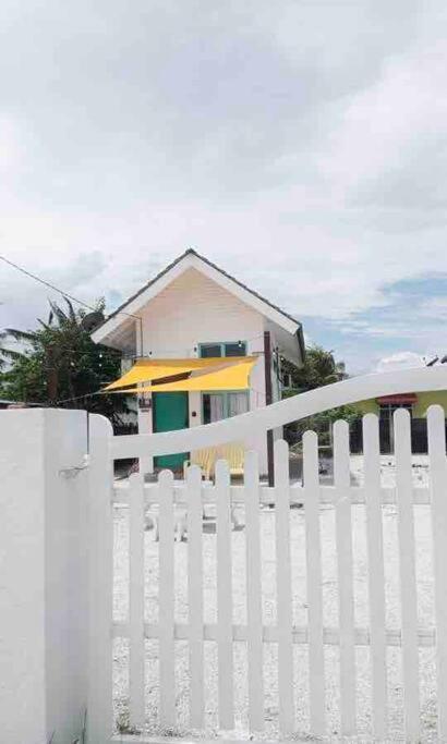 Villa Sea Kecil Tiny House Near Jetty Of Kuala Besut Kampong Nail Exterior foto